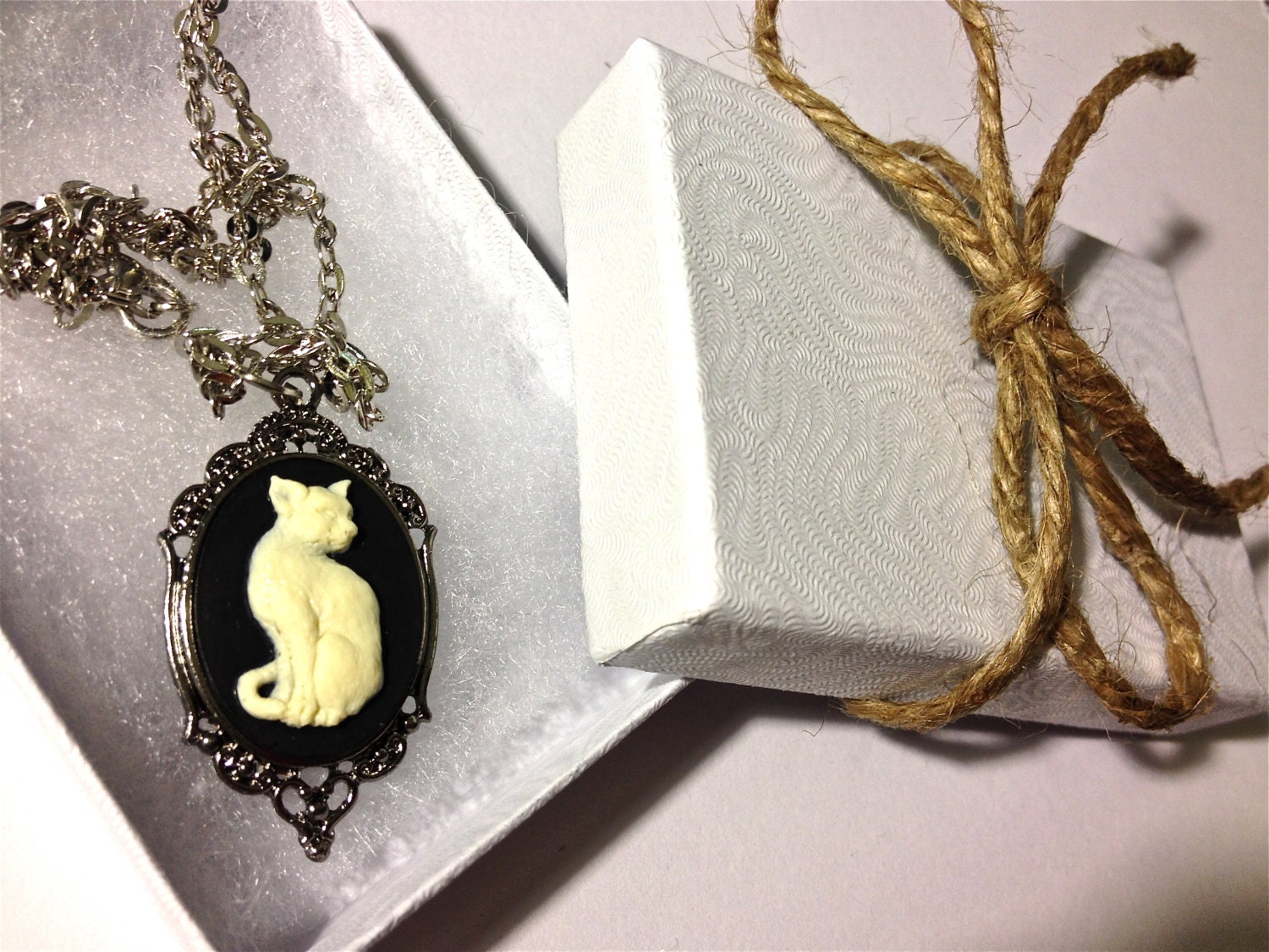 Siamese cat cameo - Image 3