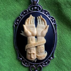 Hands Cameo with scrolI reading Je Ne Regrette rirn