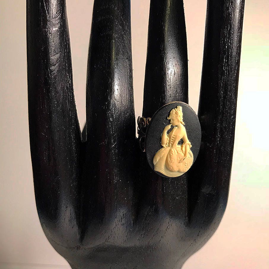 Victorian Lady Cameo Ring - Image 2