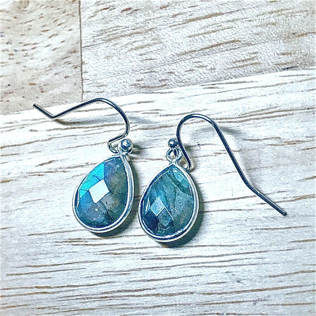 Faceted teardrop Labradorite Earrings // Labradorite dangle earrings // Sterling silver labradorite earrings