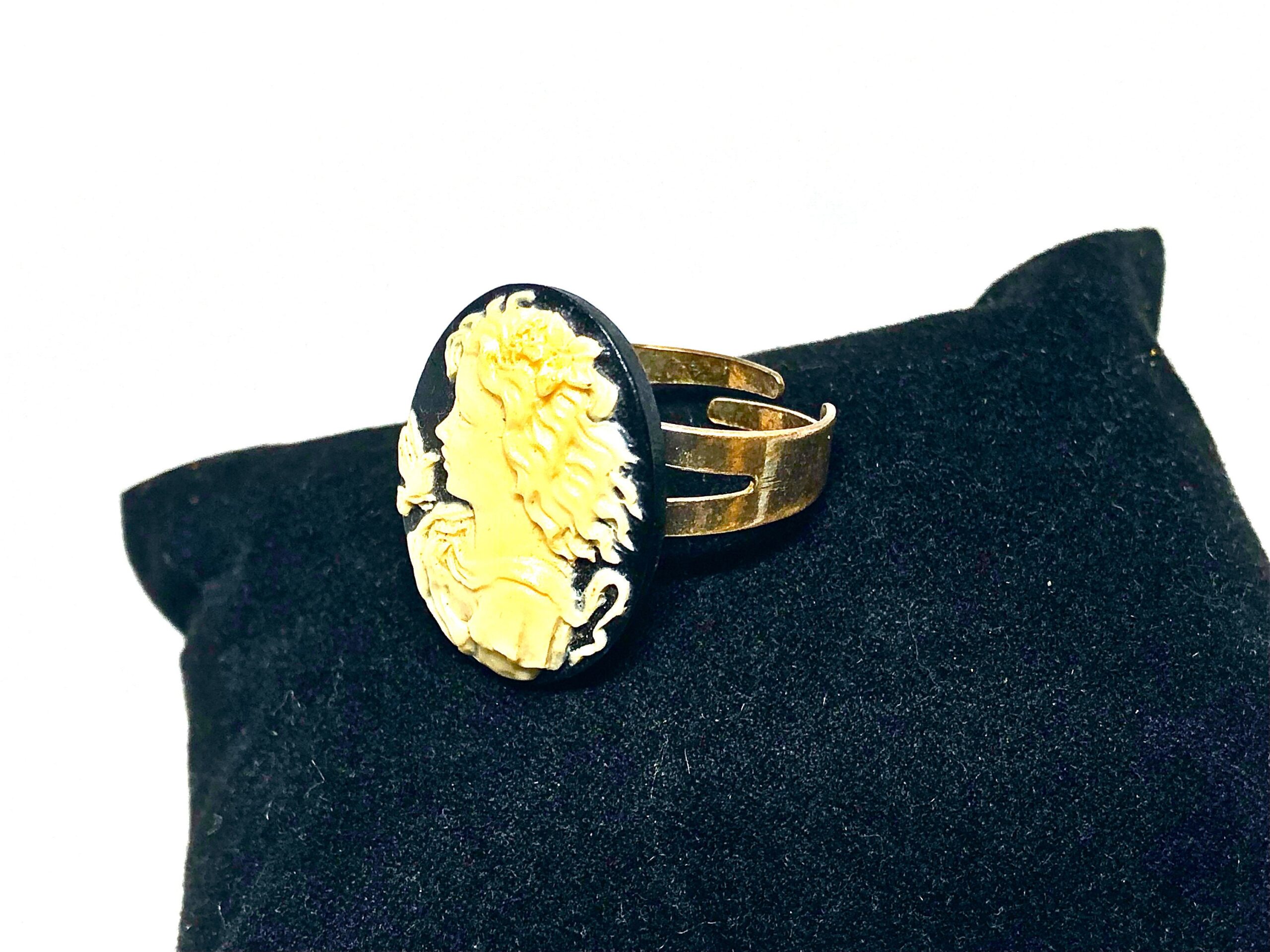 vintage inspired Cameo Ring // classic cameo ring // profile silhouette Cameo Ring