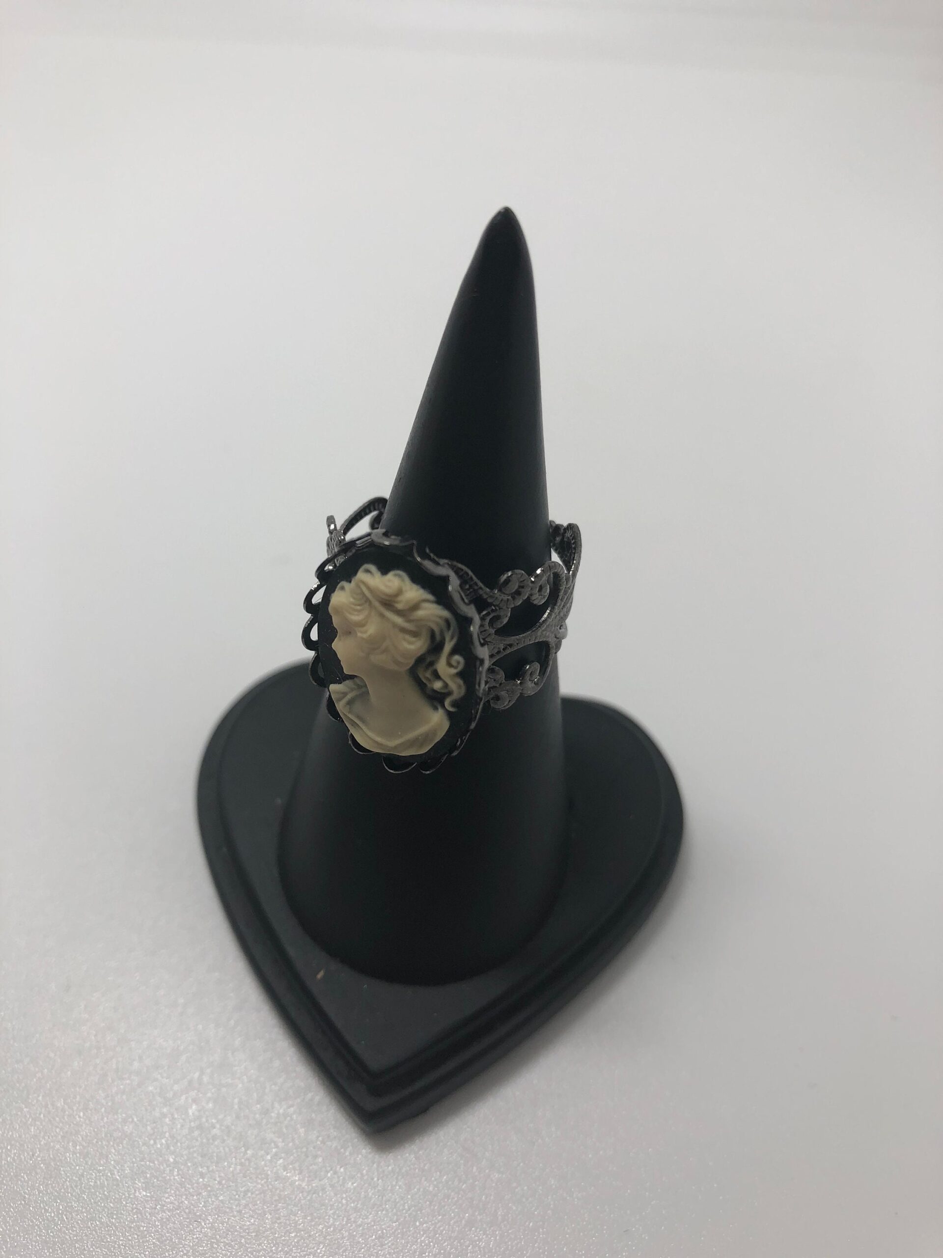 Vintage lady Cameo Ring // Silver Cameo Ring // Cameo ring classic lady - Image 3