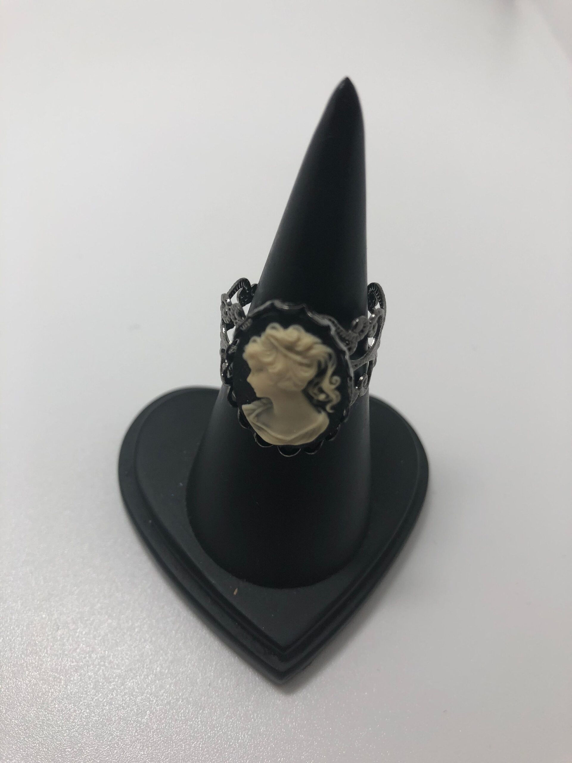 Vintage lady Cameo Ring // Silver Cameo Ring // Cameo ring classic lady