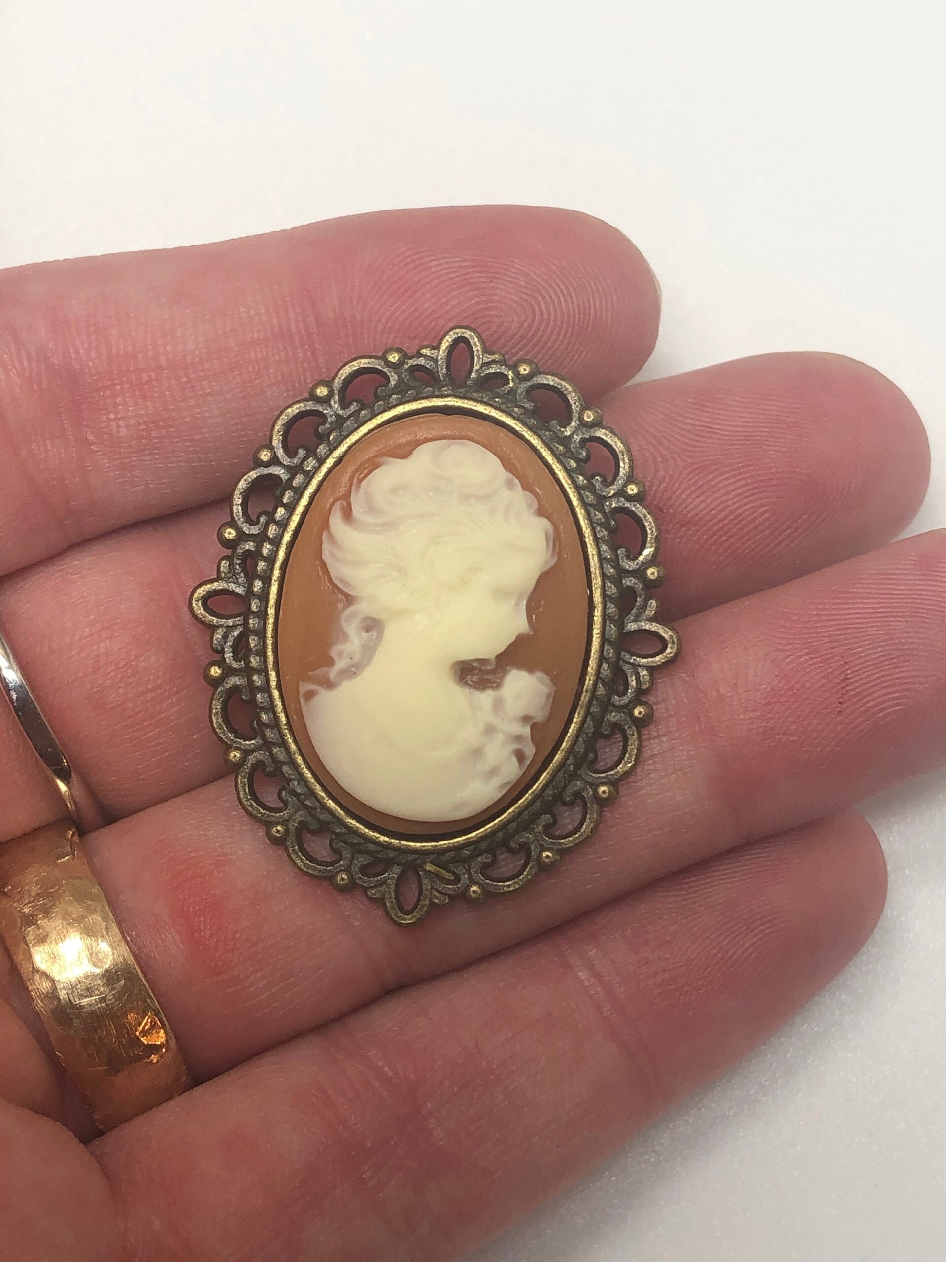 Classic lady cameo Brooch Pin Jewelry // Cameo brooch pin - Image 2