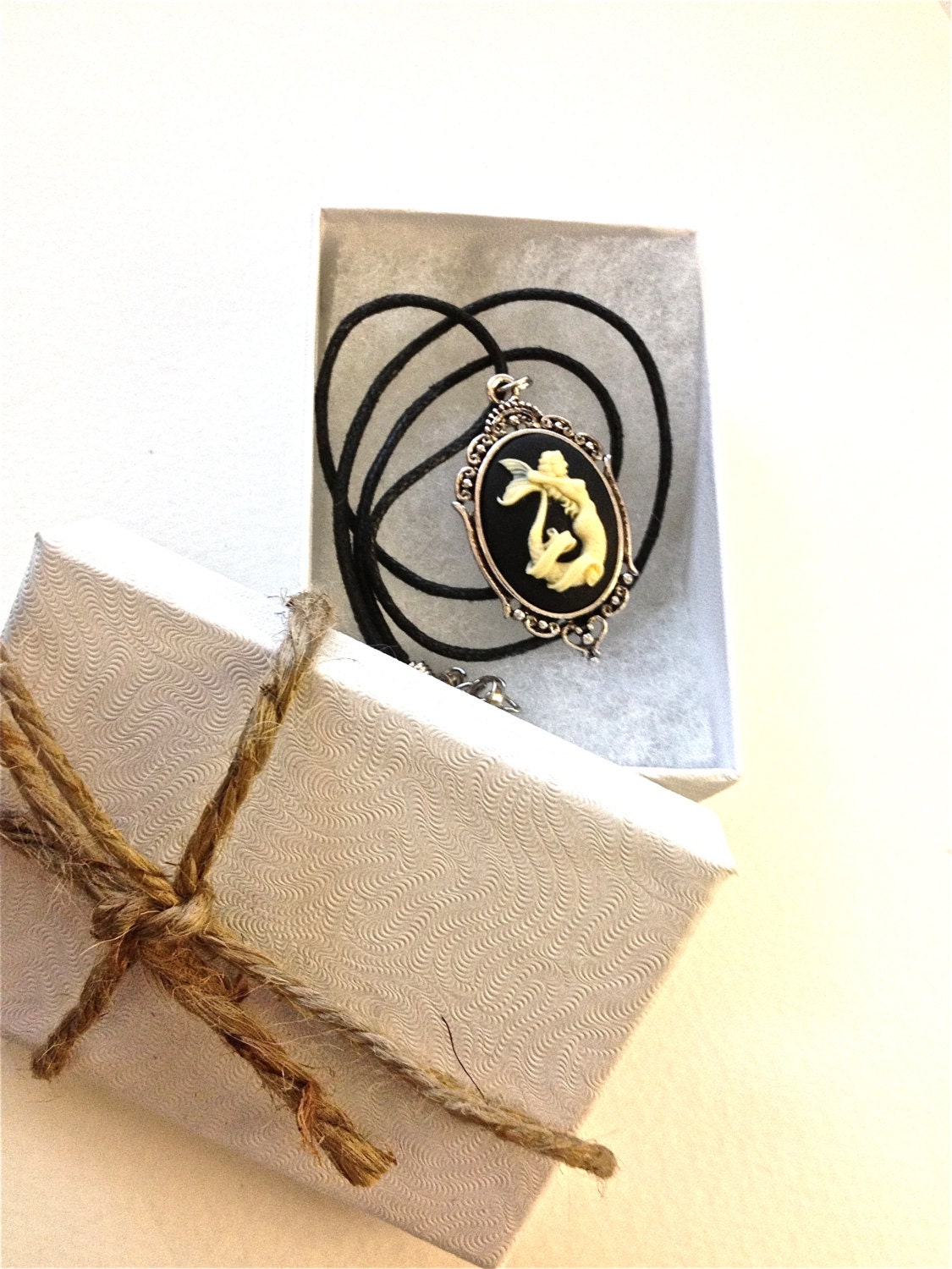 Mermaid cameo necklace - Image 4
