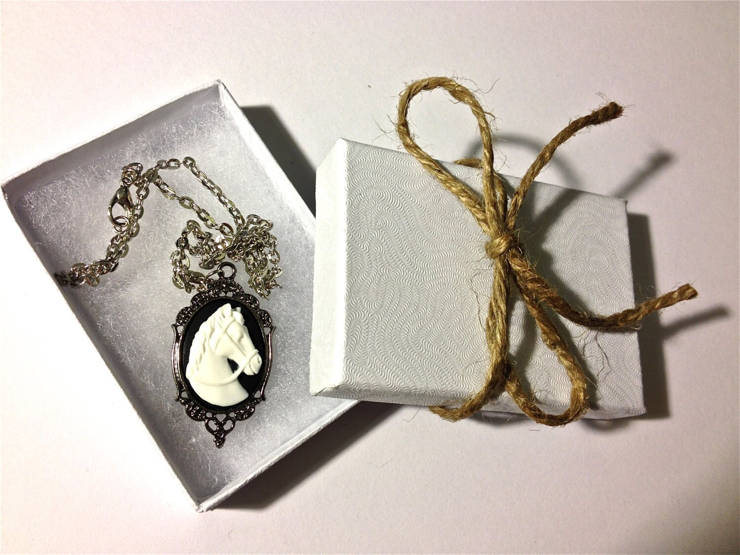 Horse cameo necklace - Image 3