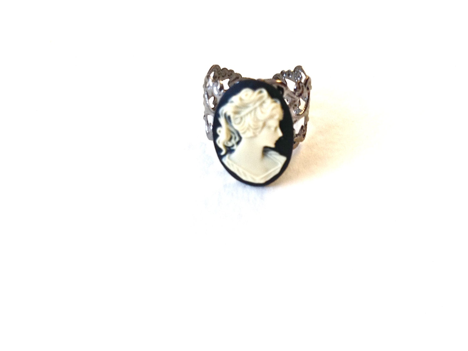 Classic Vintage Cameo Ring - Image 2