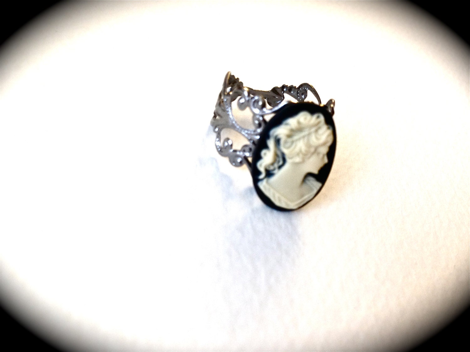 Classic Vintage Cameo Ring - Image 3