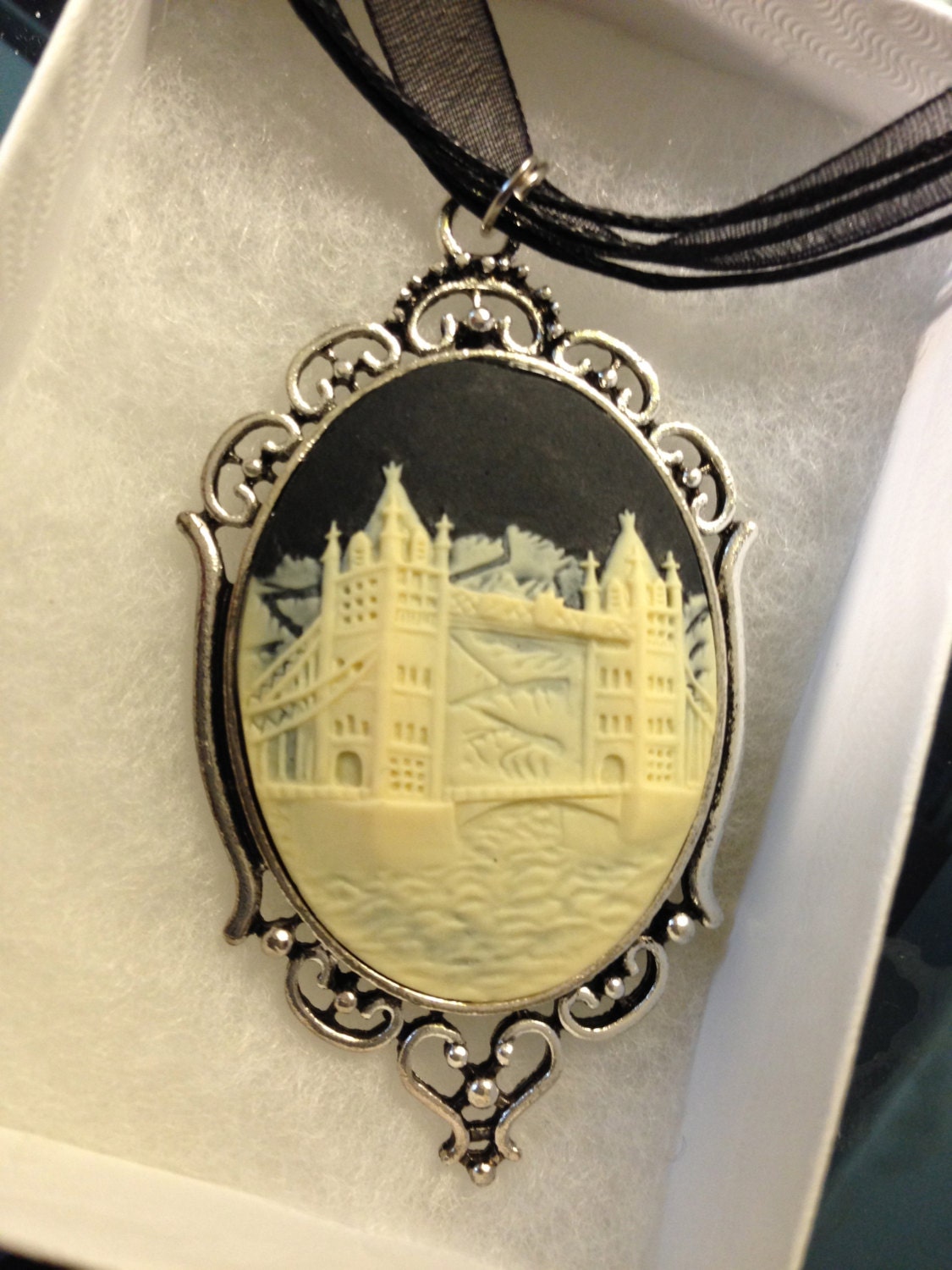 London Bridge Cameo Necklace - Image 3