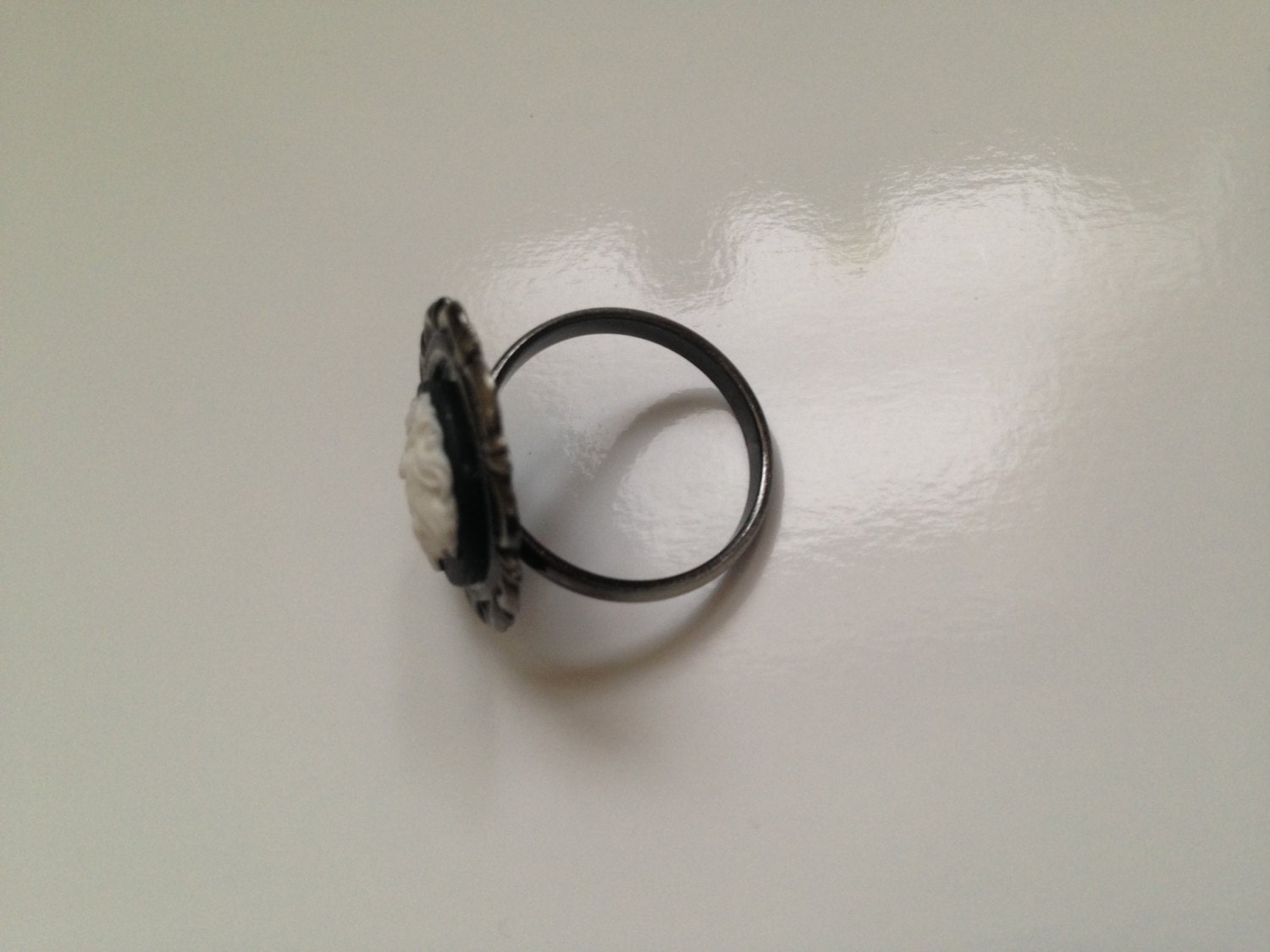 Lolita Cameo Ring - Image 2