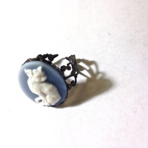 Classic blue and white cat Cameo Ring