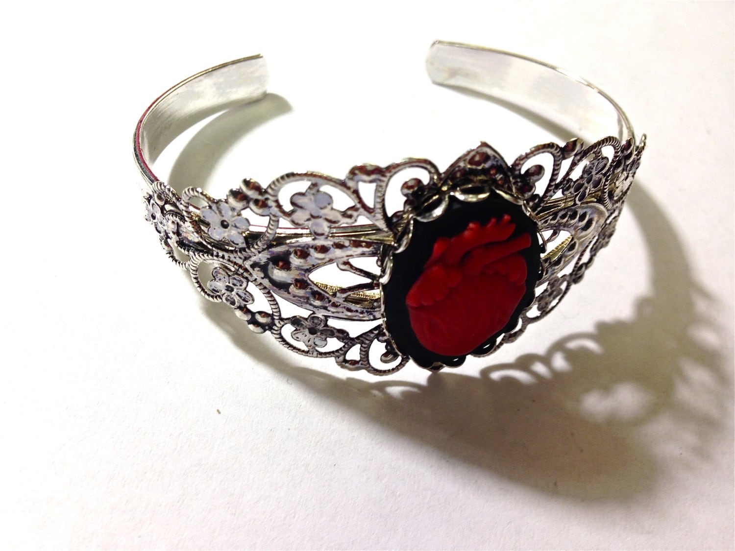 Heart cameo bracelet // Anatomical heart cuff - Image 3